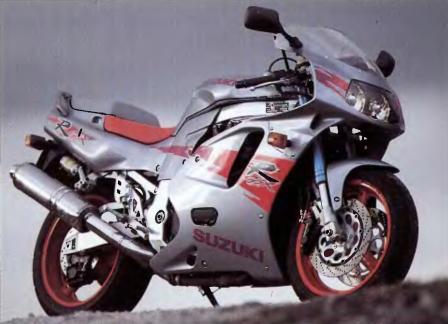 Модель «GSX-R750» 1994 г. имела двигатель мощностью 85,4 кВт (116 л. с.) с водяньм охлаждением.