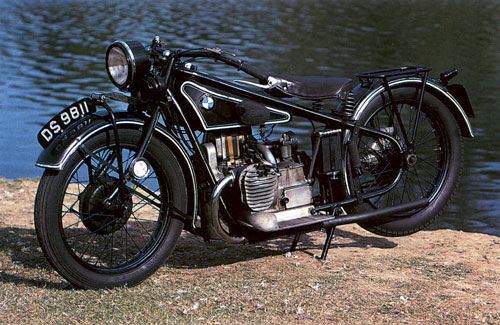 Ранние «БМВ», такие, как этот 482-кубовый ?R52» с двумя горизонтально расположенными цилиндрами (1928г.), положило начало аккуратным и надежным мотоциклам, которые фирма выпускала много лет.